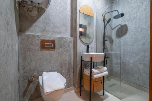 bagno con doccia, lavandino e servizi igienici di House of Pırıltı a Istanbul