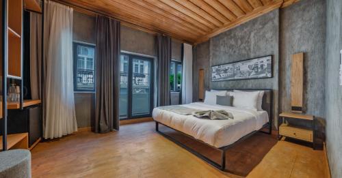 una camera con un letto in una stanza con finestre di House of Pırıltı a Istanbul