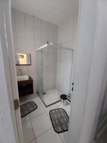 a bathroom with a shower and a sink at Apto Ruan Pelinca in Campos dos Goytacazes