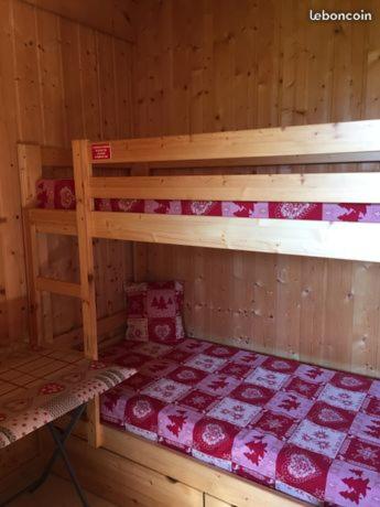 - une chambre avec 2 lits superposés dans une cabine dans l'établissement Les Marmottes 18 C, à La Chal