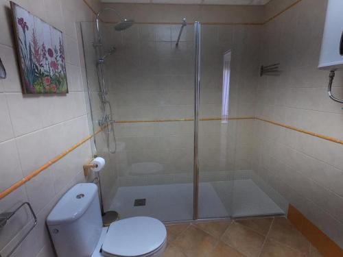 uma casa de banho com um chuveiro e um WC. em islantilla vistas al mar 1 linea, piscina, parking, wifi na Islantilla