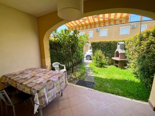 a patio with a table and a view of a yard at Pizzo Beach Club in Pizzo