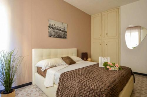 a bedroom with a large bed with flowers on it at Sea La Vie in Moneglia