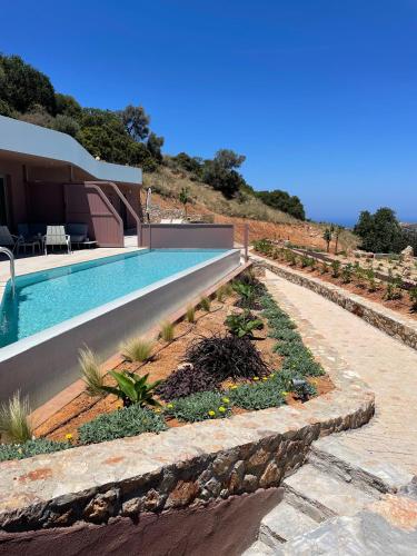 Bazén v ubytování Plethora Luxury Suites nebo v jeho okolí
