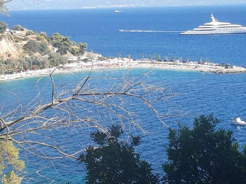 un crucero en el agua junto a una playa en Multiverse en Podstrana