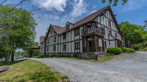 uma casa grande com um telhado de gambrel em 4 Seasons at Beech Mountain em Beech Mountain