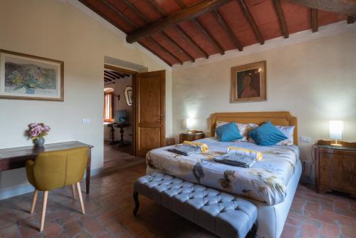 een slaapkamer met een bed, een tafel en een bureau bij Casa PRATOLINO in Greve in Chianti