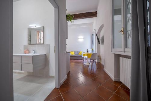 a hallway with a kitchen and a living room at GHIRLANDINA - Fantastico loft in centro città in Modena