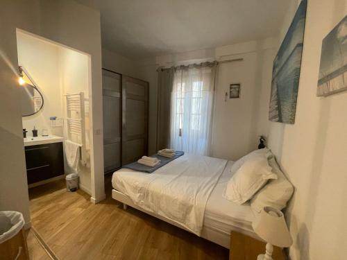 ニースにあるCoeur Vieux Nice Joli traversantの小さなベッドルーム(ベッド1台、窓付)
