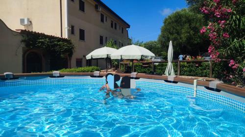 eine Person im Wasser in einem Pool in der Unterkunft Residence San Antonio in Marina di Camerota