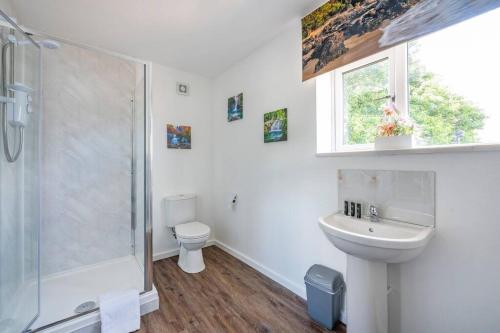 a bathroom with a shower and a toilet and a sink at *F1BR* for your most relaxed & Cosy stay + Free Parking + Free Fast WiFi in Batley