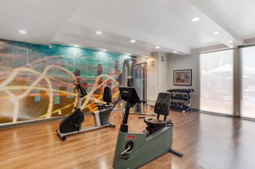 Gimnasio o equipo deportivo en Best Western Plus Commerce Hotel