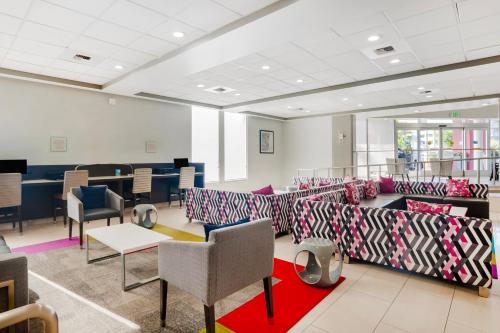 Un lugar para sentarse en Best Western Plus Commerce Hotel