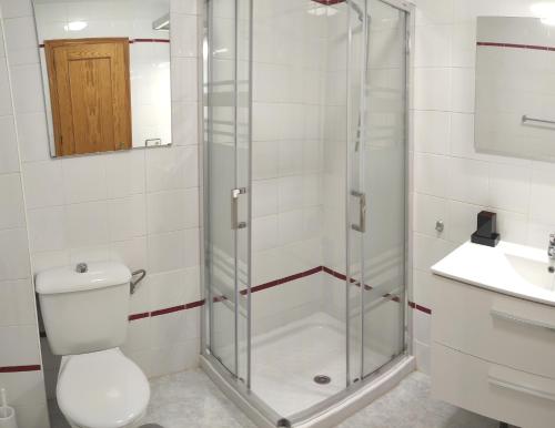 ein Bad mit einer Dusche, einem WC und einem Waschbecken in der Unterkunft islantilla adosado piscina parking 1 minuto al mar in Islantilla