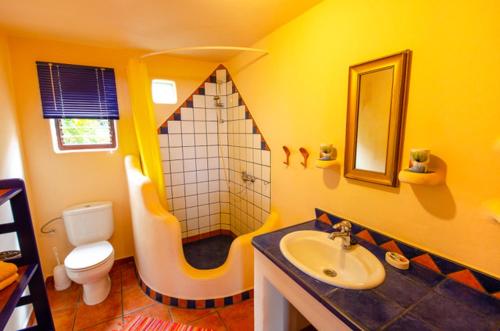W łazience znajduje się umywalka, prysznic i toaleta. w obiekcie Estrella - Finca Manana w mieście Jedey