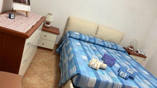 1 dormitorio con 1 cama con 2 almohadas en Domus giuseppe, en Guardiabruna
