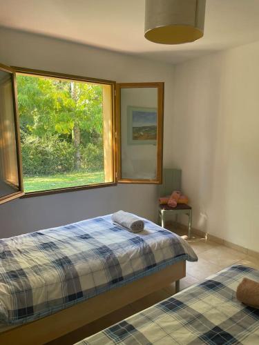une chambre avec un lit et une fenêtre dans l'établissement Quillan Villa with Pool, à Quillan