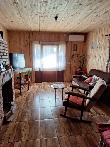 uma sala de estar com um sofá e uma lareira em Casa de la Oma em Ruiz de Montoya