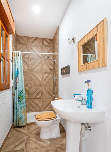 a bathroom with a sink and a toilet and a shower at Casa Rural l'Olivera - Ideal para Retiros, Familias y Amigos - Cerca de Morella y Peñíscola - Mínimo 2 noches in Sant Mateu