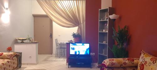 uma sala de estar com uma televisão e um sofá em Aziz agadir em Agadir
