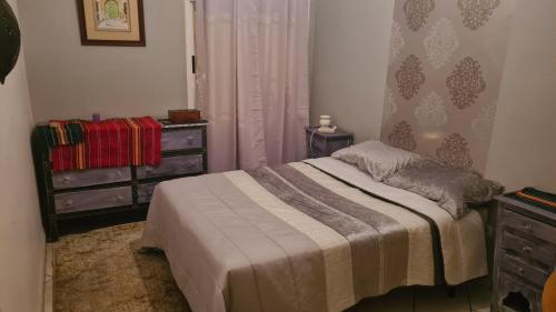 um quarto com uma cama e uma cómoda em Aziz agadir em Agadir