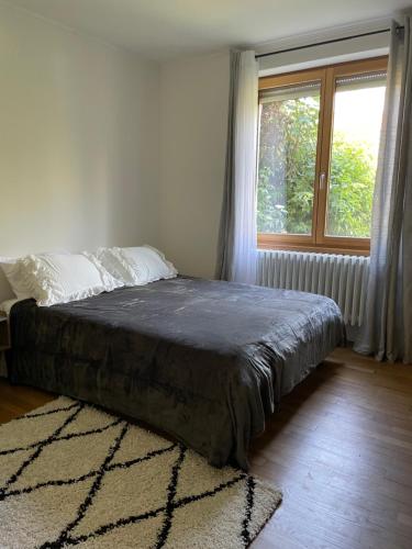 Ένα ή περισσότερα κρεβάτια σε δωμάτιο στο Chambre privée vue sur le jardin proche centre ville