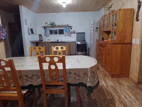 uma cozinha com mesa e cadeiras num quarto em Casa de la Oma em Ruiz de Montoya