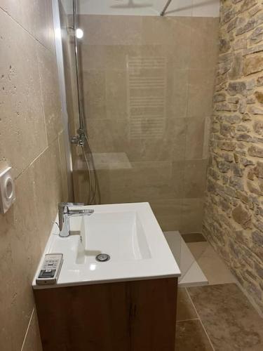 y baño con lavabo blanco y ducha. en Loft style industriel, en Bagnols-sur-Cèze