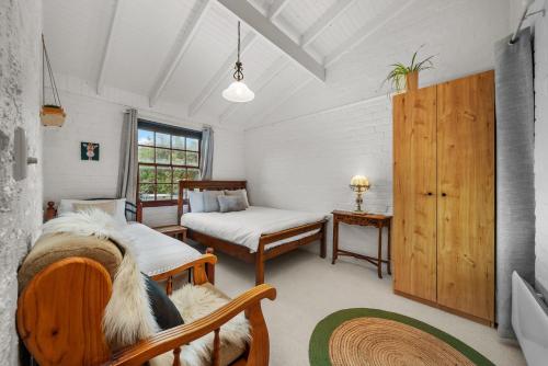 1 dormitorio con 2 camas y mesa en Sea view holiday plant house , close to CBD and Beach en Kingston Beach