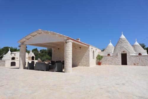 ein Steingebäude mit einem Pavillon mit Türmen in der Unterkunft Dimora Sasa in Putignano