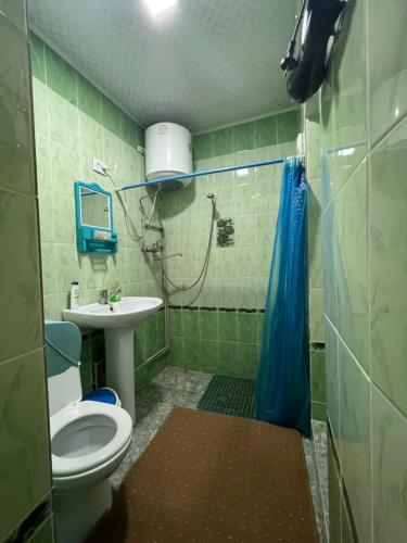y baño con aseo, lavabo y ducha. en Lovely home for you, en Osh