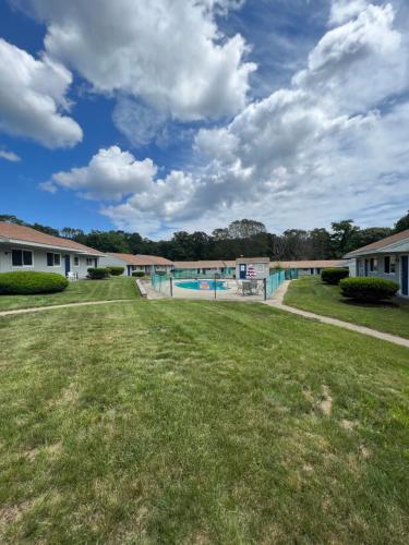 un ampio cortile con piscina in un edificio di Captain's Lodge Motel a Gloucester