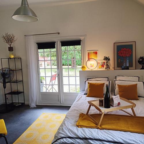 - une chambre avec un lit et une table dans l'établissement Studio dans propriété avec piscine chauffée, à Vernon