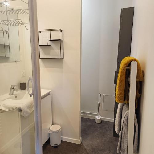 une salle de bain avec un lavabo et un miroir dans l'établissement Studio dans propriété avec piscine chauffée, à Vernon