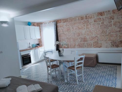 a kitchen and dining room with a table and chairs at Dimora Storica Il Tiglio in Castellana Grotte