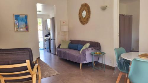 uma sala de estar com um sofá e uma mesa em Villa Les Mimosas Spa-Jacuzzi em Saint-Raphaël