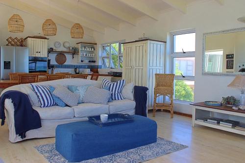 - un salon avec un canapé et une table dans l'établissement Paradise@Pearly, à Pearly Beach