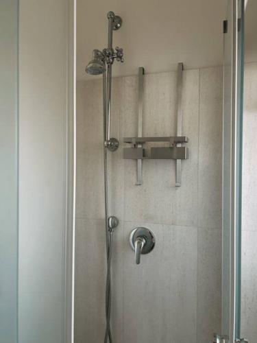 eine Dusche im Bad mit Glastür in der Unterkunft Tiberia Apartment in Rom