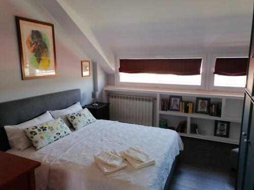 - une chambre avec un lit et 2 serviettes dans l'établissement Gemelli Torrevecchia Apartment, à Rome