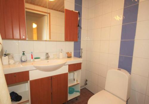La salle de bains est pourvue d'un lavabo et de toilettes. dans l'établissement Omakotitalo 4-6 hengelle - House, à Lahti