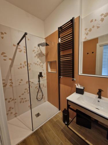 y baño con ducha y lavamanos. en A casa di Cippi en Roma