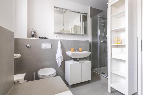 y baño con aseo, lavabo y ducha. en Modernes Zuhause - Küche - Top Anbindung - High WLAN, en Holzwickede