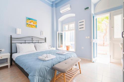 Un dormitorio con una cama con un edredón azul. en Arsanas, en Symi