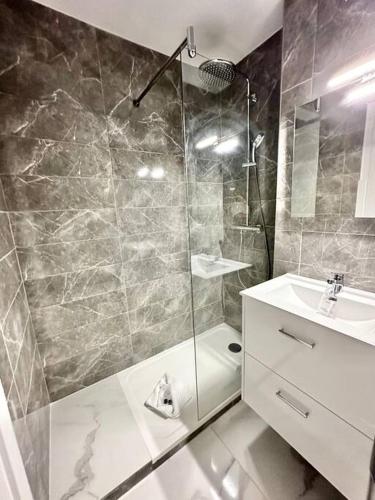a bathroom with a shower and a sink at Superbe appartement neuf - Plage à 5 min à pied in Nice