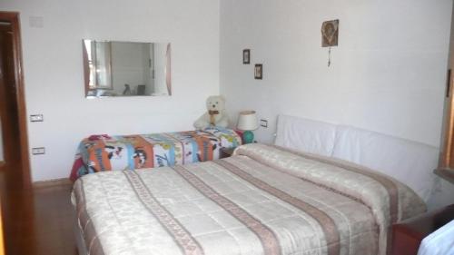 een slaapkamer met een bed met een teddybeer erop bij Casa Daniela in Follonica