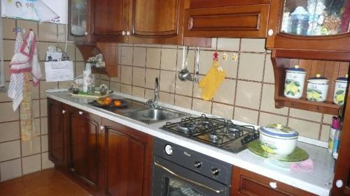una cucina con piano cottura e lavandino di Casa Daniela a Follonica