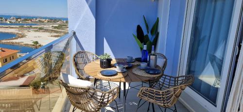 einen Tisch und Stühle auf einem Balkon mit Aussicht in der Unterkunft Apartamento Rokita Blanca in La Manga del Mar Menor