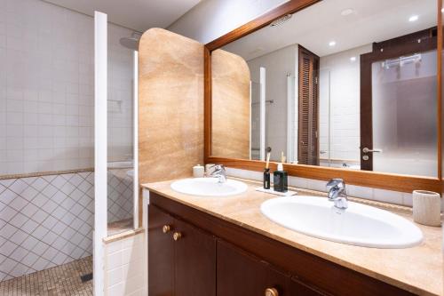 a bathroom with two sinks and a large mirror at Amazing Beachfront Property CASA CORINA I in El Médano