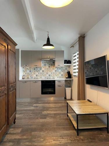 TV a/nebo společenská místnost v ubytování Appartement T2 - 2e étage