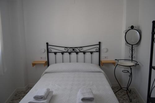 um quarto com uma cama com duas toalhas em CASA DEL RIO em Castril